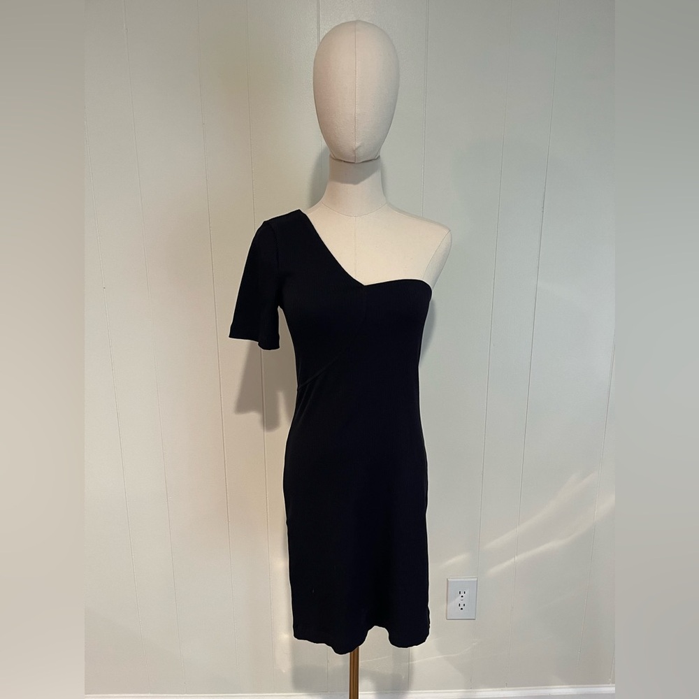 ZARA Textured Black One-sleeved Semi-Sweetheart Neckline Fitted Bodycon Dress